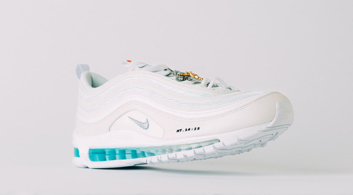 Tweet timmerman Durven Heiliger Sportschuh: Nike verkauft den Air Max 97s mit Weihwasser in der  Sohle