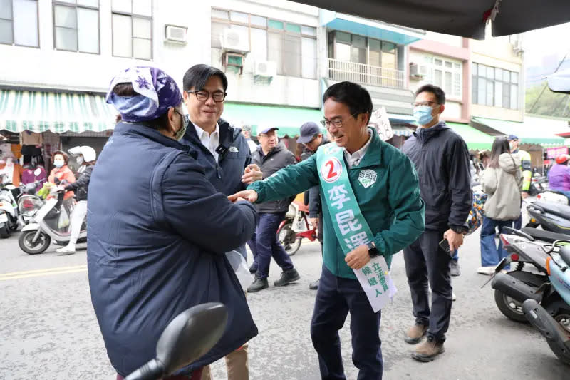 ▲陳其邁在拜票過程中也懇請鄉親總統支持2號賴清德，立委繼續栽培2號李昆澤！。(立委李昆澤辦公室提供)