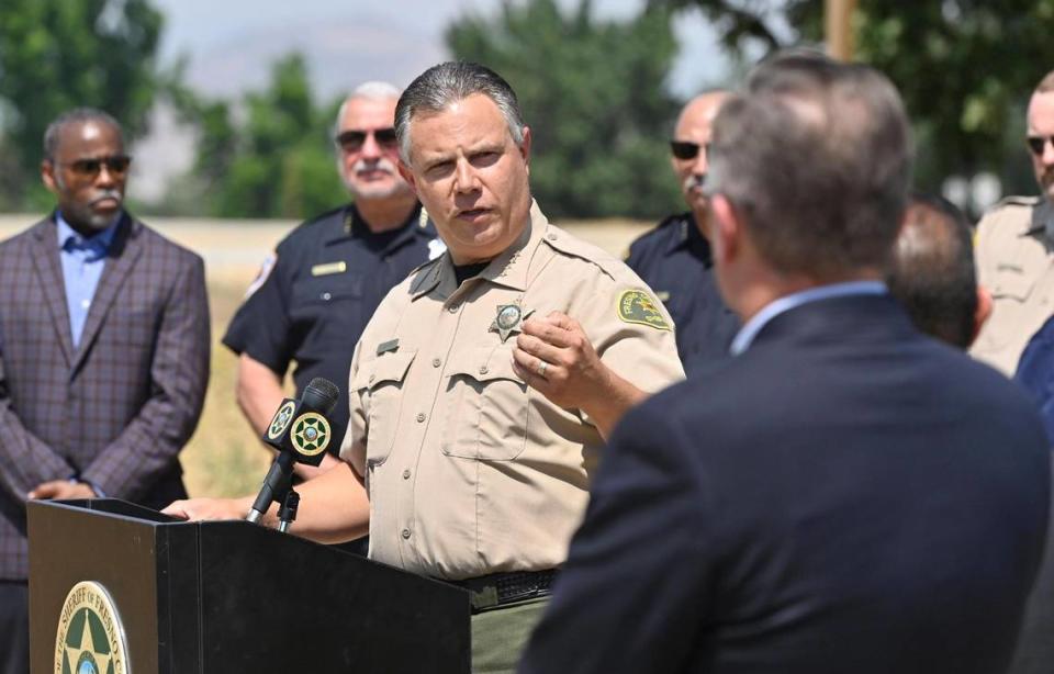 El alguacil del Condado de Fresno, John Zanoni, centro, responde a una pregunta durante una conferencia de prensa en el río Kings. La Oficina del Alguacil del Condado de Fresno refuerza el cierre de   zonas recreativas a lo largo de los ríos locales debido a las inundaciones. Imagen del jueves 25 de mayo de 2023, cerca de Centerville.