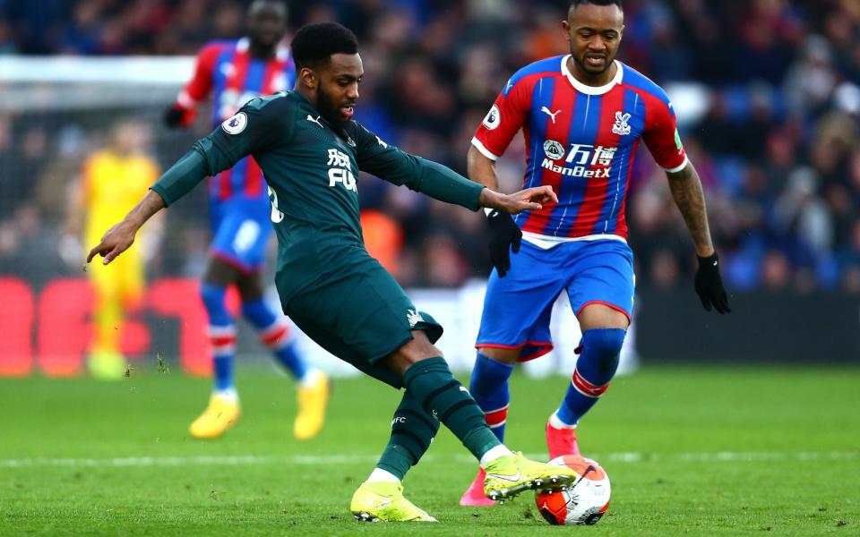 Danny Rose of Newcastle United looks to pass with pressure from Jordan Ayew of Crystal Palace during the Premier League match between Crystal Palace and Newcastle United at Selhurst Park - Jordan Mansfield / Getty Images Europe
