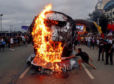 Activists burn an effigy of Philippine President Rodrigo Duterte while he delivers his State of the Nation address at the House of Representatives in Quezon city, Metro Manila, Philippines July 23, 2018. REUTERS/Erik De Castro