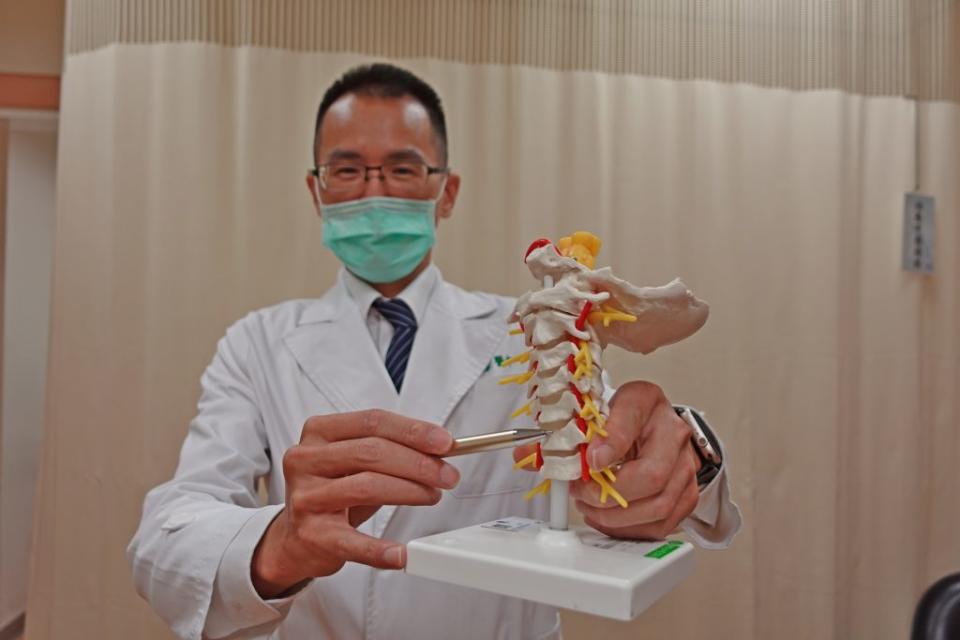 台中慈濟醫院疼痛科主任唐宗詠說明，椎間盤疼痛原因幾乎來自「肌肉對脊椎的支撐不夠」。（記者徐義雄攝）