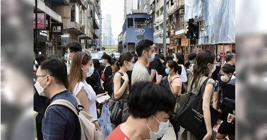 有會計師認為，香港夾在中美之間，對經濟絕非好事，台灣也要引以為鑑。圖為香港銅鑼灣市民出行。（圖／中新社）