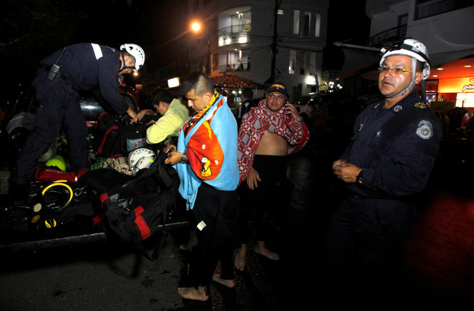 <p>Rescuers wait at the dock after a tourist boat sank with 150 passengers onboard at the Guatape reservoir, Colombia, June 25, 2017. (Fredy Builes/Reuters </p>