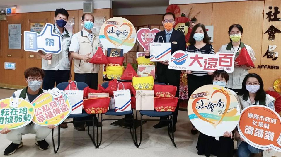 台南大遠百廿七日捐贈七十盒粽子禮盒，將由台南市社會福利服務中心發送給弱勢家庭。（記者陳治交攝）