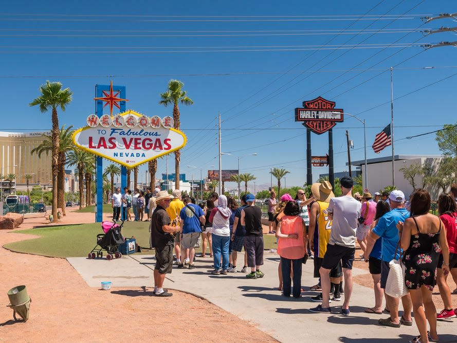 Las Vegas Sign line crowd