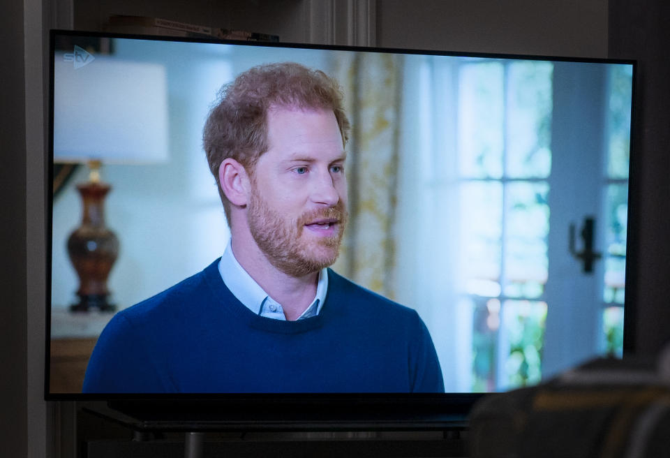 Egy személy Edinburgh-ban otthon nézi, amint Sussex hercegével interjút készít az ITV-s Tom Bradby a Harry: The Interview című filmben, két nappal a Spear című, vitatott önéletrajzi könyvének megjelenése előtt.  A fénykép dátuma: 2023. január 8., vasárnap (Fotó: Jen Barlow/PA Images a Getty Images-en keresztül)