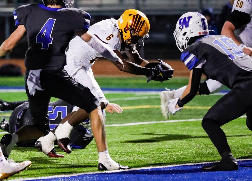 Davison's AJ Hill scores a touchdown during the second half of Davison's 52-14 win at Walled Lake Western on Friday, Sept. 30, 2022.