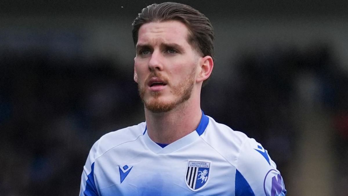 Barrow sign former Huddersfield winger Mahoney to their squad