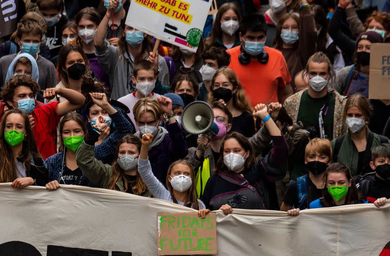 Activistas como la sueca Greta Thunberg y la activista climática alemana Luisa Neubauer, marchan durante la huelga climática global de Fridays for Future en Berlín, el 24 de septiembre de 2021