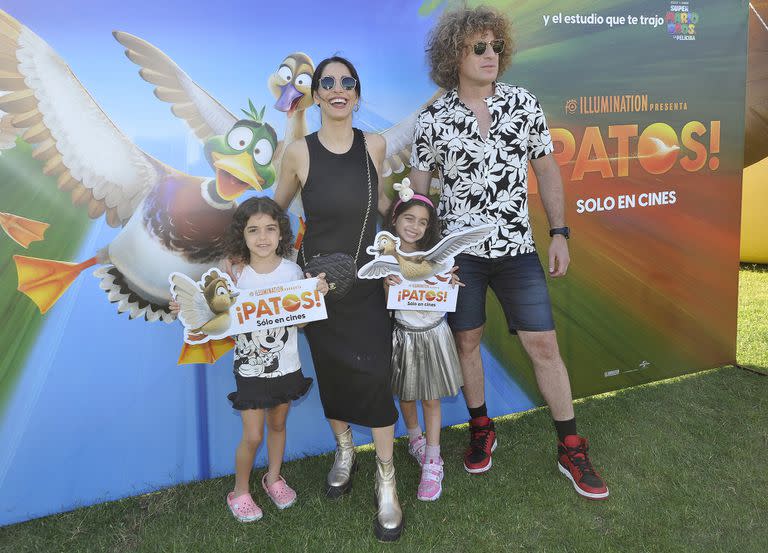 El periodista Darian Schijman y la actriz Gabriela Sari junto a su hija, la pequeña Donna. La familia también invitó a una pequeña amiga para disfrutar de la tarde