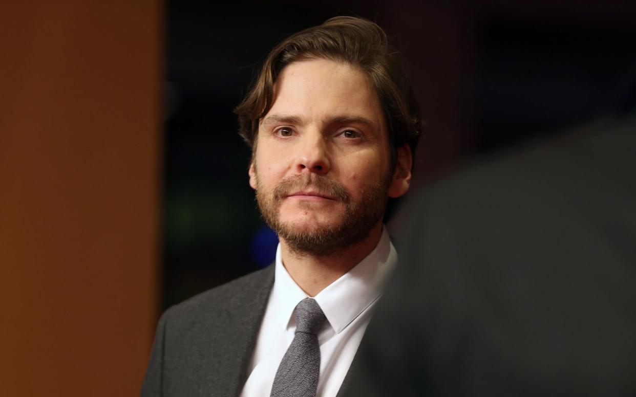 Der deutsche Schauspieler Daniel Brühl versetzt als Gegenspieler von Marvel-Held Captain America die Fans normalerweise in Angst und Schrecken. Ein Tanz-Clip des Schurken sorgte nun jedoch für Begeisterung. (Bild: 2018 Getty Images/Thomas Niedermueller)