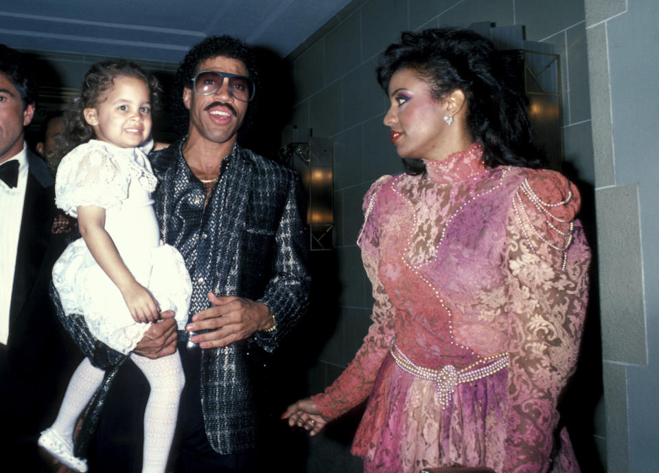 Nicole Richie, Lionel Richie, and Brenda Harvey Richie walking