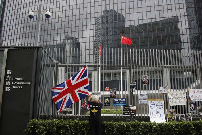 反送中示威群眾在香港政府總部外揮舞英國國旗抗議（AP）