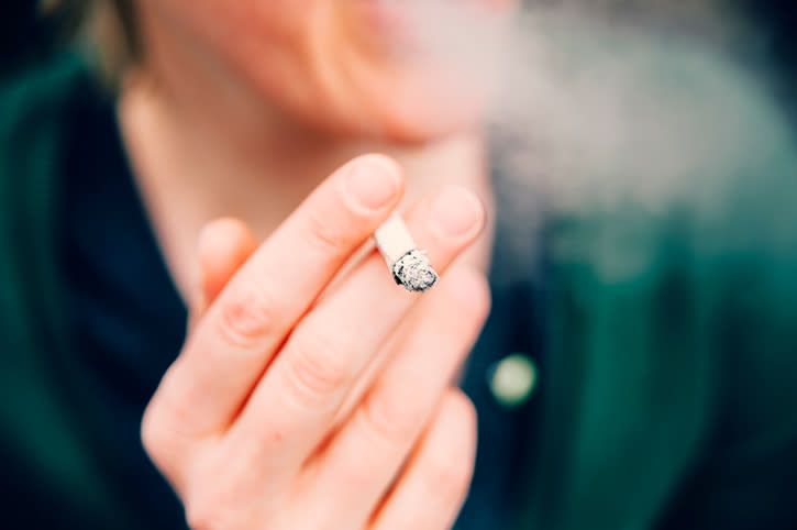 Conocer los daños graves que hace el cigarro, podría ayudarte a no abusar de este vicio. Foto: Oliver Helbig / EyeEm/Getty Images