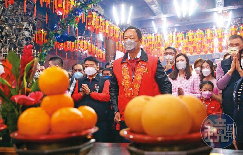 大年初一，郭台銘帶著太太曾馨瑩及子女到板橋慈惠宮參拜，受民眾熱烈歡迎。