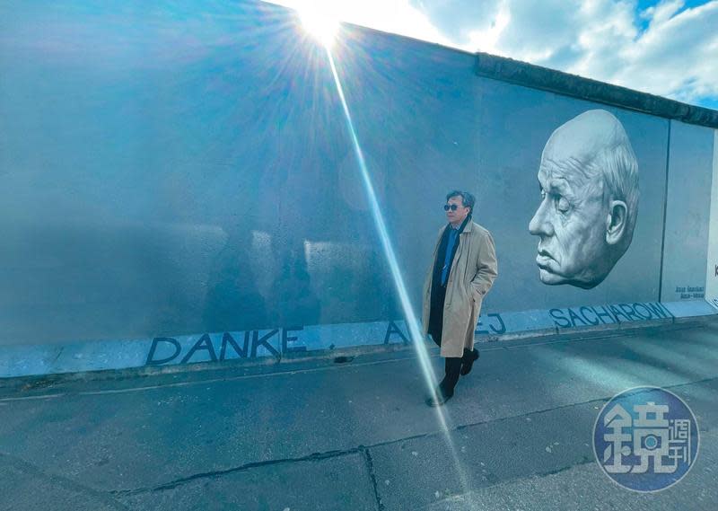 1989年，分隔共產主義東、西柏林的柏林圍牆被推倒，鐵幕隨之倒下。圖為謝志偉行經柏林圍牆前莫斯科藝術家Dmitri Vrubel作品：《謝謝你，安德烈‧沙卡洛夫（DANKE, ANDREJ SACHAROW）》。（陳虹瑾攝）