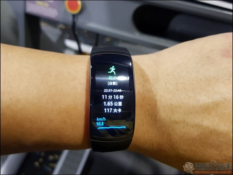 Samsung Gear Fit2 Pro 開箱 、評測 最時尚的 5ATM 運動手環