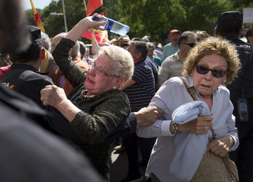 <p>A protester throws a bottle of water at a Catalan politician arriving at the Madrid town hall during a protest against Catalan independence in Madrid, May 22, 2017. (Photo: Daniel Ochoa de Olza/AP) </p>