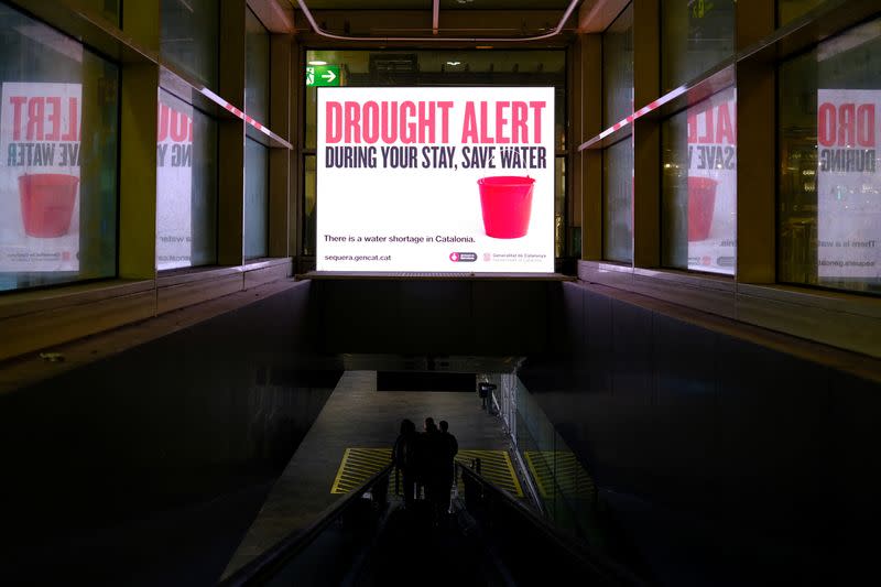 Signs in Barcelona alert tourists of drought, urge saving water