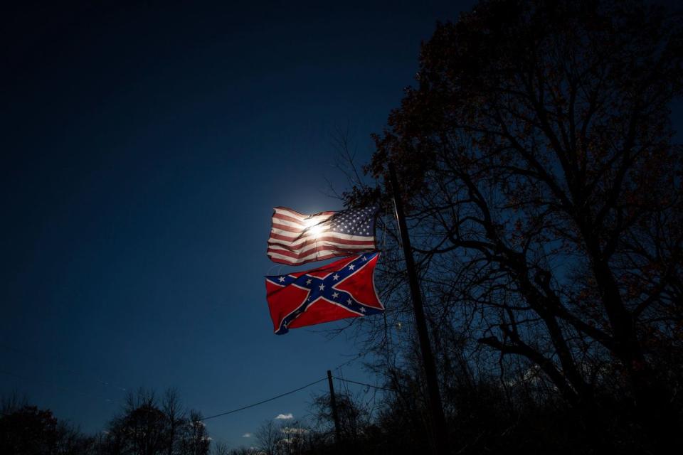 Bandera de la confederación junto a la de EEUU.