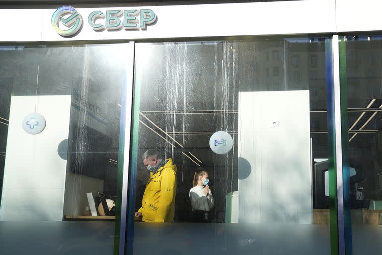 Un cliente y una empleada en la oficina de Sberbank, en Moscú, Rusia, el miércoles 2 de marzo de 2022. 