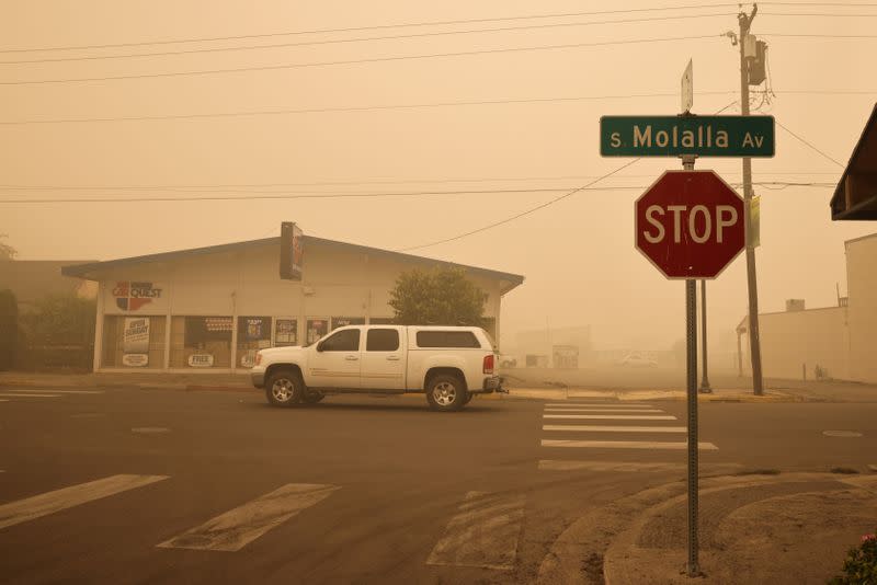 Residentes conducen alrededor de la ciudad donde aproximadamente 10.000 personas fueron evacuadoa mientras continúa el avance del fuego en Molalla, Oregón, EEUU. 11 de septiembre de 2020.