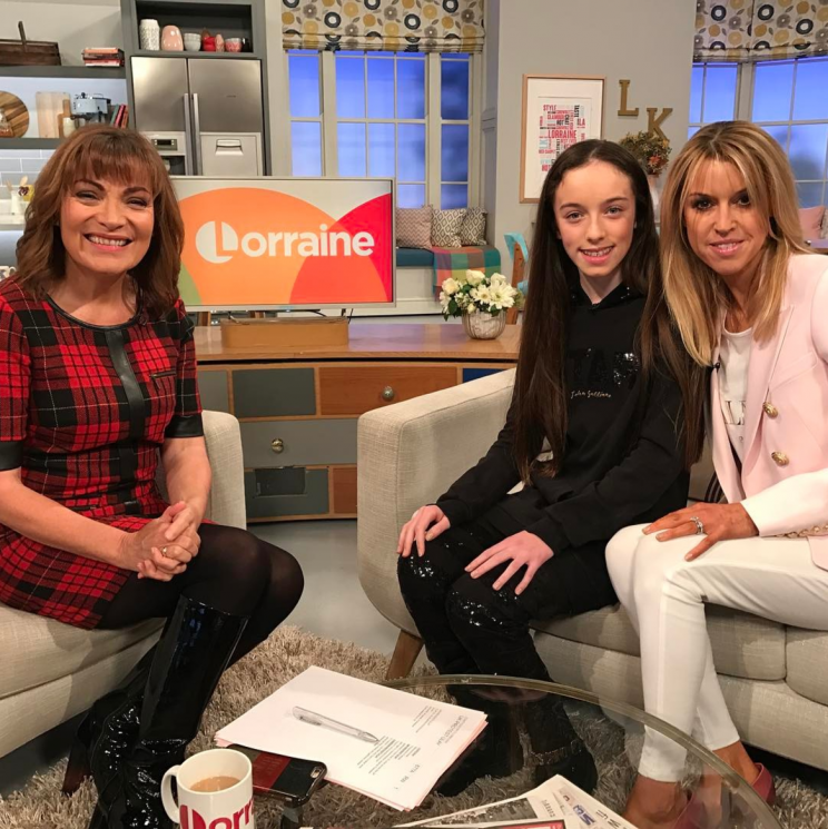 Isabella et sa mère Julie durant l’émission de Lorraine Kelly. [Photo : Instagram/mrsnev18]