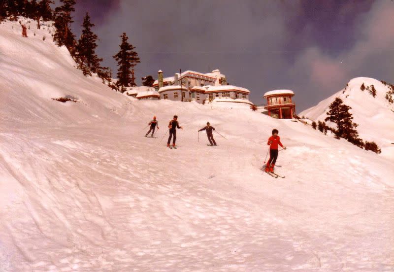 ▲1983年合歡山雪景，遊客可從松雪樓一路往下滑。滑雪協會吳永義提供
