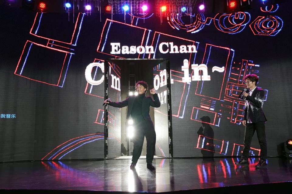 陳奕迅新專輯終於發行，在記者會上樂得手舞足蹈。（環球提供）