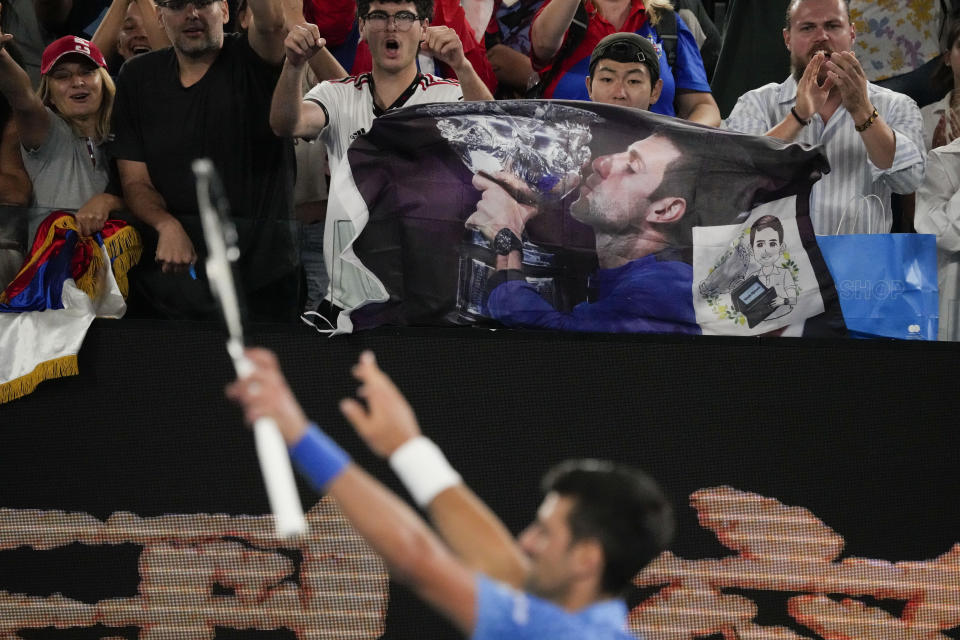 Novak Djokovic saluda al público tras vencer a Roberto Carballés Baena en la primera ronda del Abierto de Australia, el miércoles 18 de enero de 2023, en Melbourne. (AP Foto/Aaron Favila)