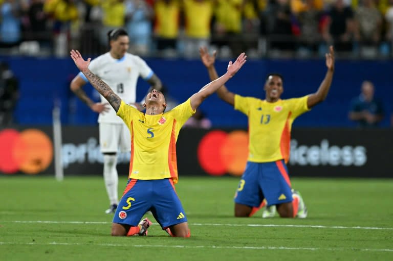 Kevin Castaño (5) y Yerry Mina (13) celebran la victoria de Colombia sobre Uruguay el 10 de junio de 2024 en Charlotte por las semifinales de la Copa América (Chandan Khanna)