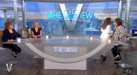 美國晨間節目《The View》兩位女主持人準備採訪副總統賀錦麗時，卻收到確診通知。（圖／twitter@ The View）