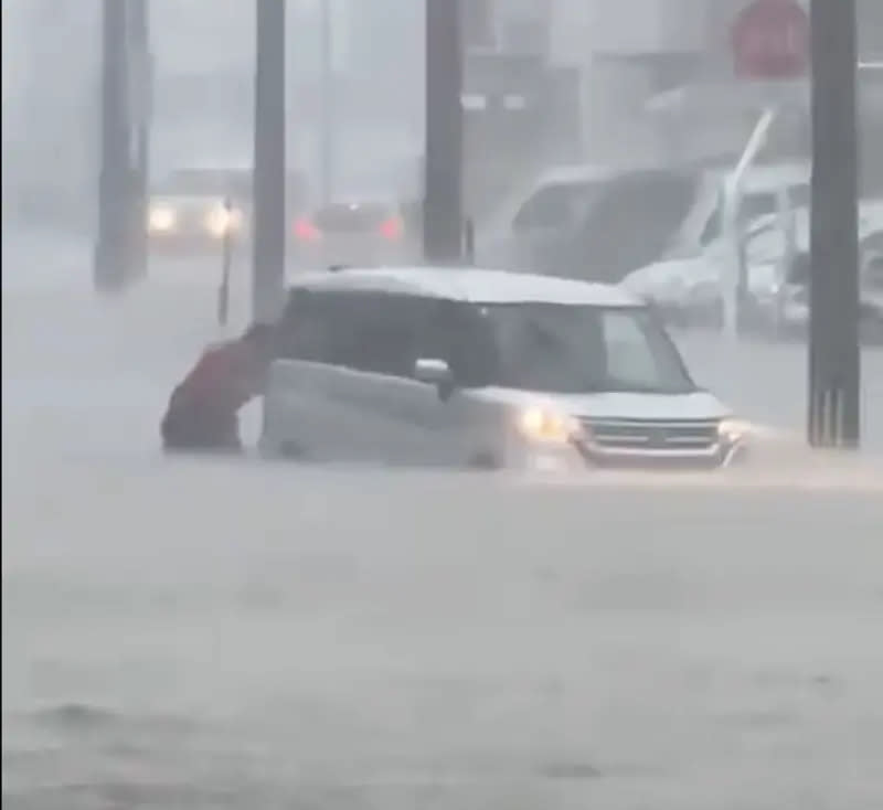 ▲沖繩暴雨導致當地多處積水，甚至還有人需涉水推車。（圖／翻攝自X @kariyushi19）