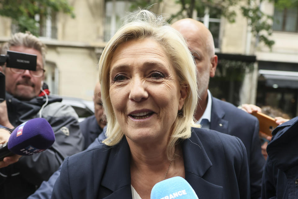 La lideresa de la ultraderecha francesa Marine Le Pen llega a la sede del partido National Rally, el lunes 10 de junio de 2024 en París. (AP Foto/Thomas Padilla)