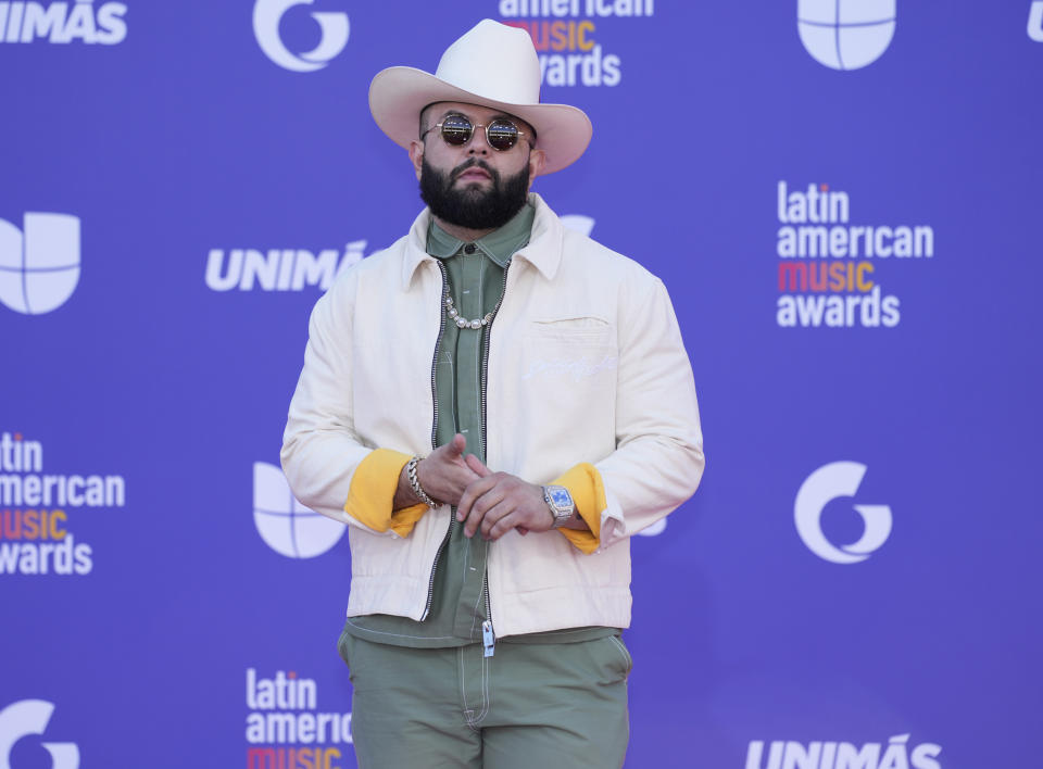 Carin León llega a los Latin American Music Awards el jueves 20 de abril de 2023 en la arena MGM Grand Garden en Las Vegas. (Foto AP/John Locher)