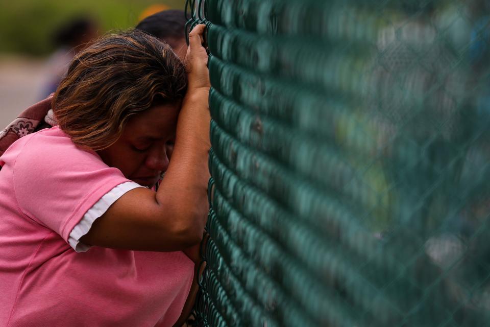 Familiares de recluidos en la Comunidad Penitenciaria Fénix permanecía a la espera de la cárcel viernes 18 de mayo de 2018, en Barquisimeto (Venezuela). Un motín dentro de la Comunidad Penitenciaria Fénix, ubicada en el estado venezolano de Lara, dejó un saldo de 10 fallecidos y al menos 25 heridos. (Foto EFE/Miguel Gutiérrez)