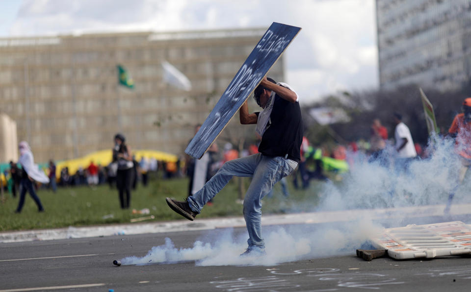 <p>A demonstrator clashes with riot police officers during a protest against President Michel Temer and the latest corruption scandal to hit the country, in Brasilia, Brazil, May 24, 2017. (Photo: Ueslei Marcelino/Reuters) </p>