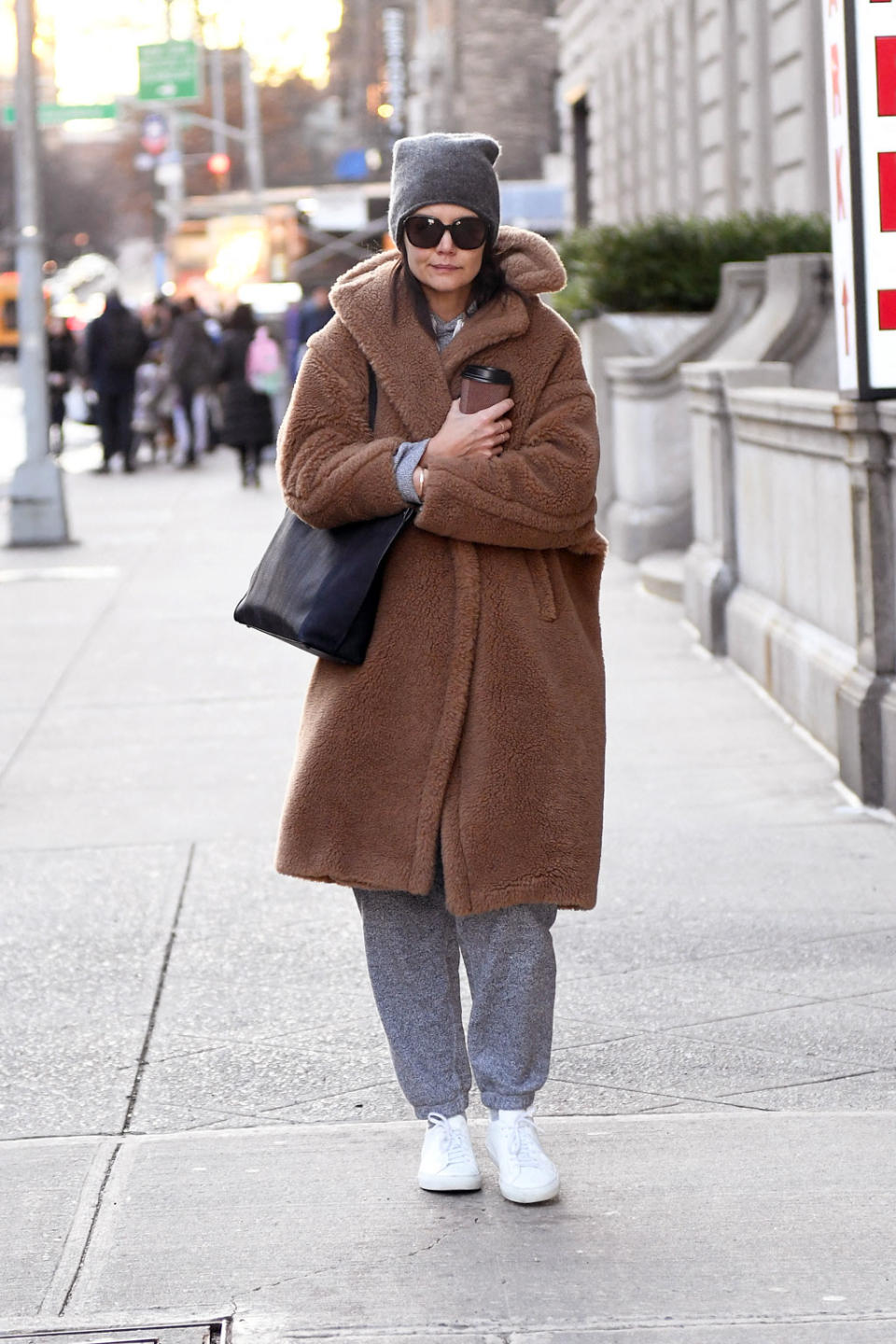 Katie Holmes en jogging et manteau en fausse fourrure