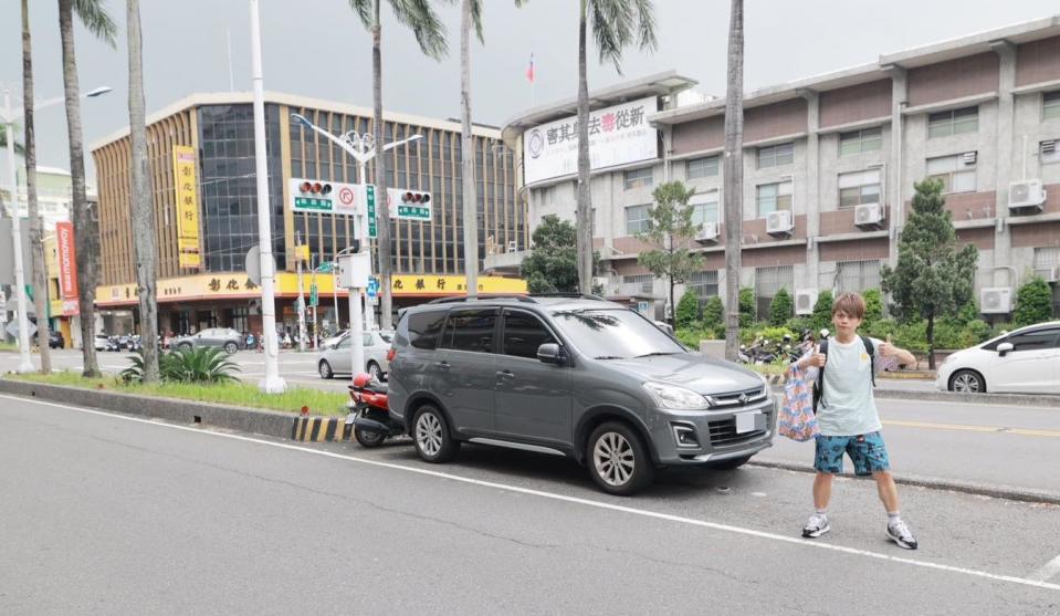 蔡阿嘎在臉書分享屏東的馬路奇觀。（翻攝自蔡阿嘎臉書）