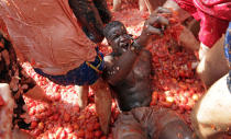 <p>Crowds of people throw tomatoes at each other, during the annual “Tomatina”, tomato fight fiesta, in the village of Bunol, 50 kilometers outside Valencia, Spain, Aug. 31, 2016. (Photo: Alberto Saiz/AP)</p>