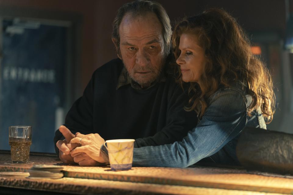 Tommy Lee Jones as Ray and Lolita Davidovich as Donna in ‘Finestkind’