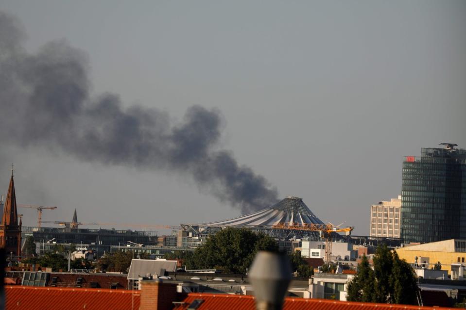 An der Goethestraße in Weißensee brennt es am Donnerstagabend auf dem Dach eines unbewohnten Wohnneubaus. Die Feuerwehr war mit 90 Einsatzkräften vor Ort<span class="copyright">afp</span>