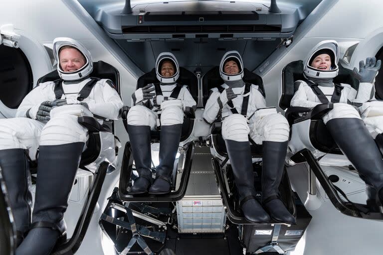 En esta fotografía del domingo 12 de septiembre de 2021 distribuida por SpaceX, se ve de izquierda a derecha a Chris Sembroski, Sian Proctor, Jared Isaacman y Hayley Arceneaux sentados en la cápsula Dragon en Cabo Cañaveral, Florida, durante un ensayo de despegue.(SpaceX vía AP)