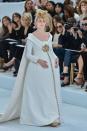 <p>Das australische Model war im siebten Monat schwanger, als sie 2014 in einem atemberaubenden weißen Kleid für Chanel die Herbst/Winter Haute Couture Show lief. <i>(Bild: Rindoff/Dufour/French Select/Getty Images)</i></p>