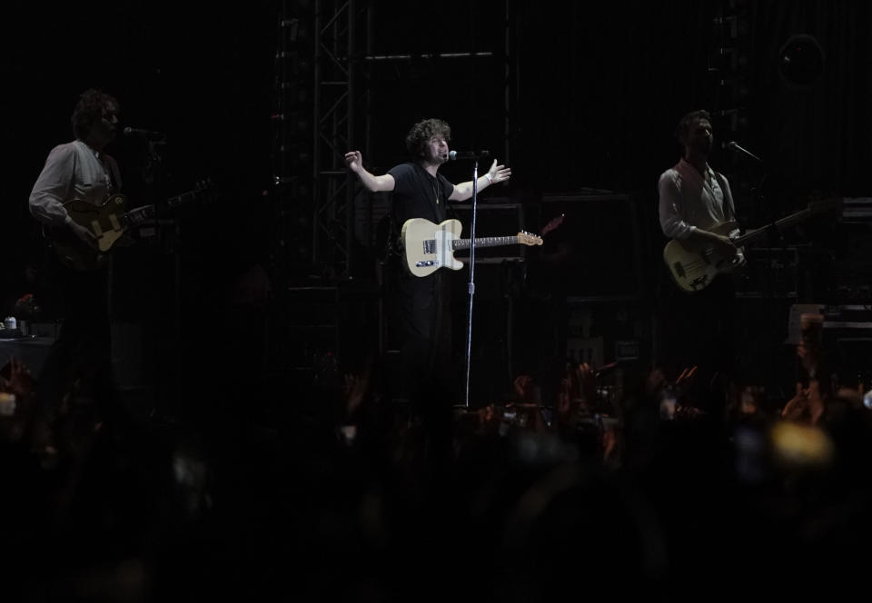 Luke Pritchard de The Kooks durante su concierto en el festival Corona Capital en la Ciudad de México el 19 de noviembre de 2022. (Foto AP/Eduardo Verdugo)