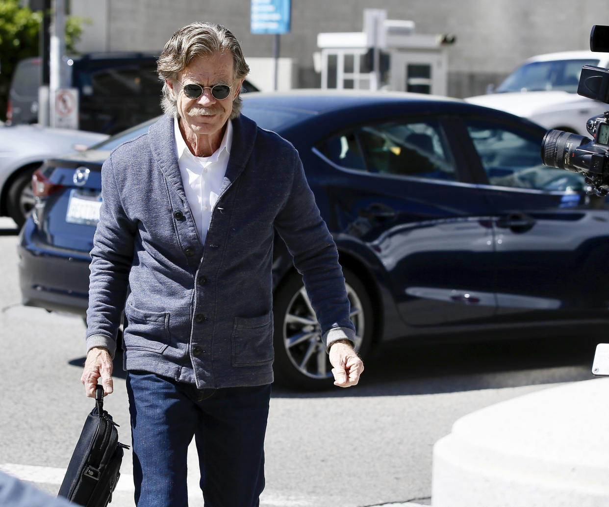 William H. Macy arrives at the federal courthouse in Los Angeles on Tuesday for wife Felicity Huffman’s arraignment in the <em>Operation Varsity Blues</em> scheme. (Photo: AP Photo/Alex Gallardo)