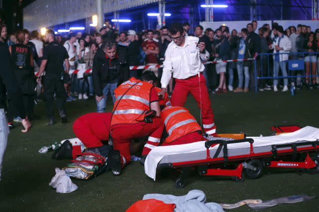 GRA603. MADRID, 07/07/2017.- Miembros de los servicios sanitarios intentan reanimar a un acrï¿½bata que participaba en un espectï¿½culo de entretenimiento en el intermedio de los conciertos de Alt-J y Green Day, dentro del programa del festival Mad Cool en Madrid. EFE / Kiko Huesca.