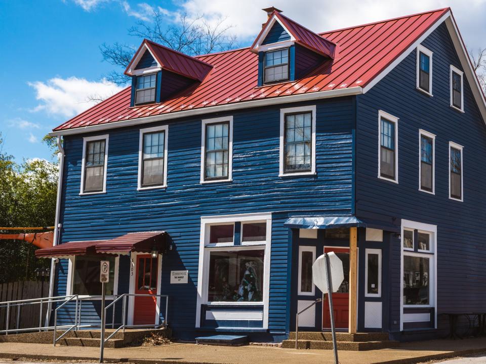 a blue building in Kimmswick missouri