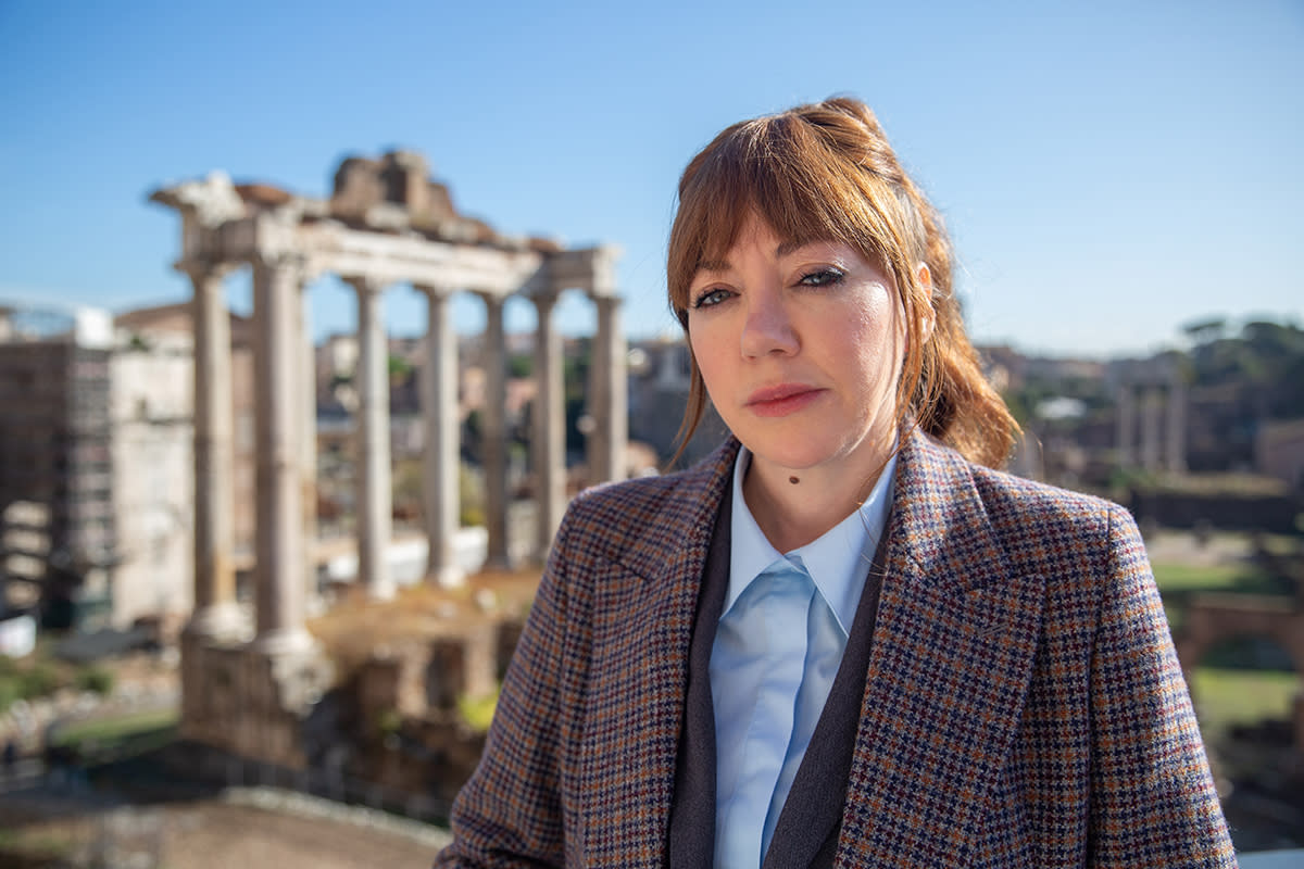 Diane Morgan como Philomena Cunk para 'La Tierra según Philomena Cunk'. Fotografía por Jonathan Browning (cortesía de Netflix)